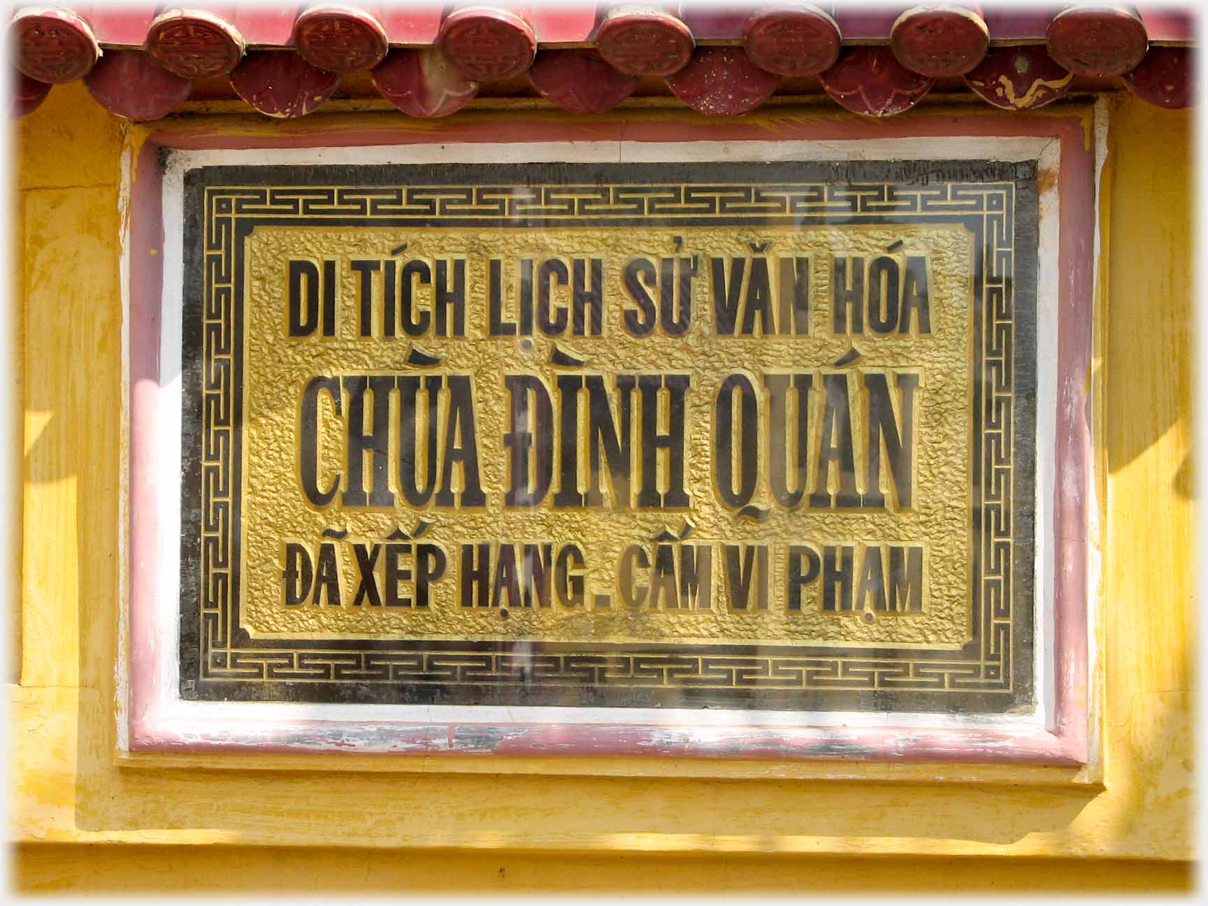 Plaque with the name of the pagoda.