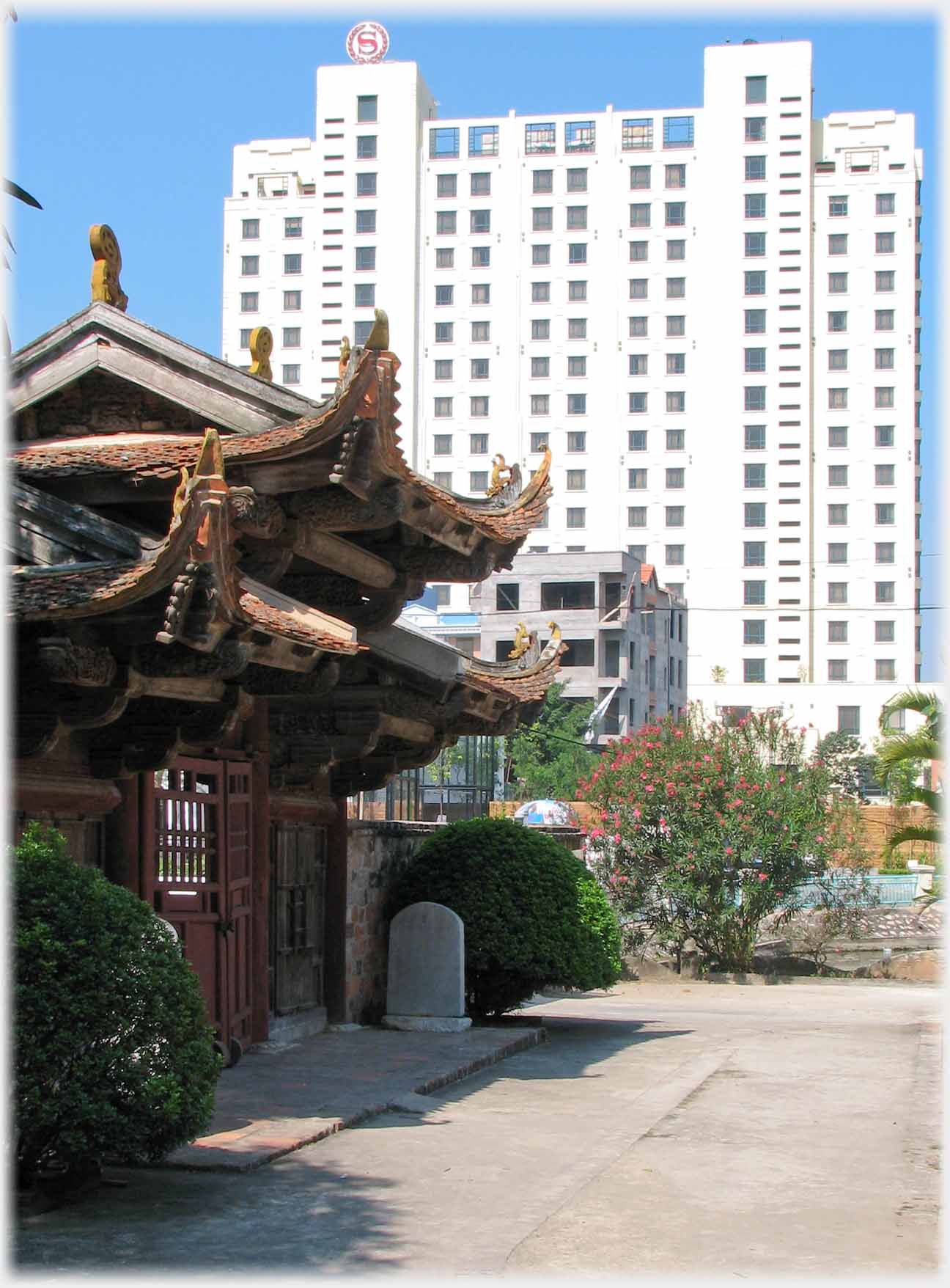 Massive multistory block behind gatehouse.