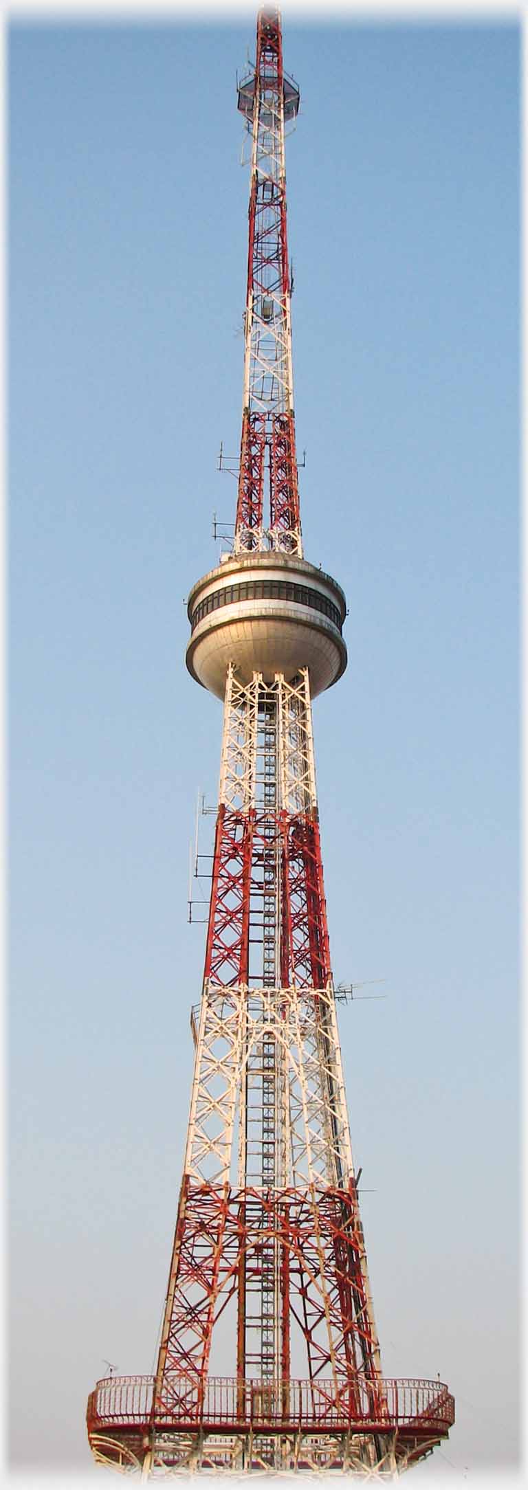 Radio mast at Reunification Park.