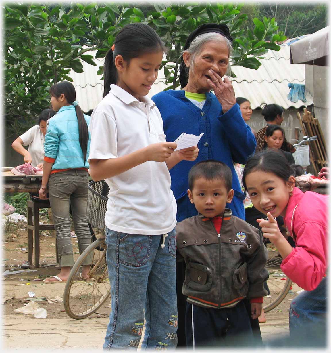 Woman pushing her nose over, one girl pointing me out to child.